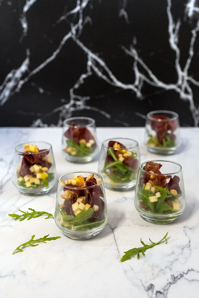 Rookvlees salade in een glaasje