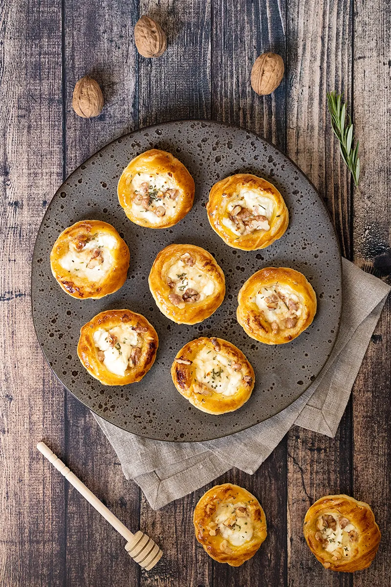 Bladerdeeghapjes met geitenkaas