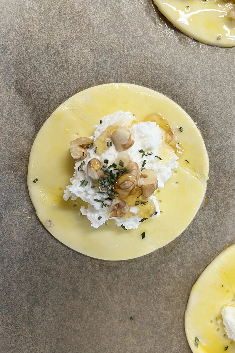 Bladerdeeghapjes met geitenkaas voorbereiden - stap 2