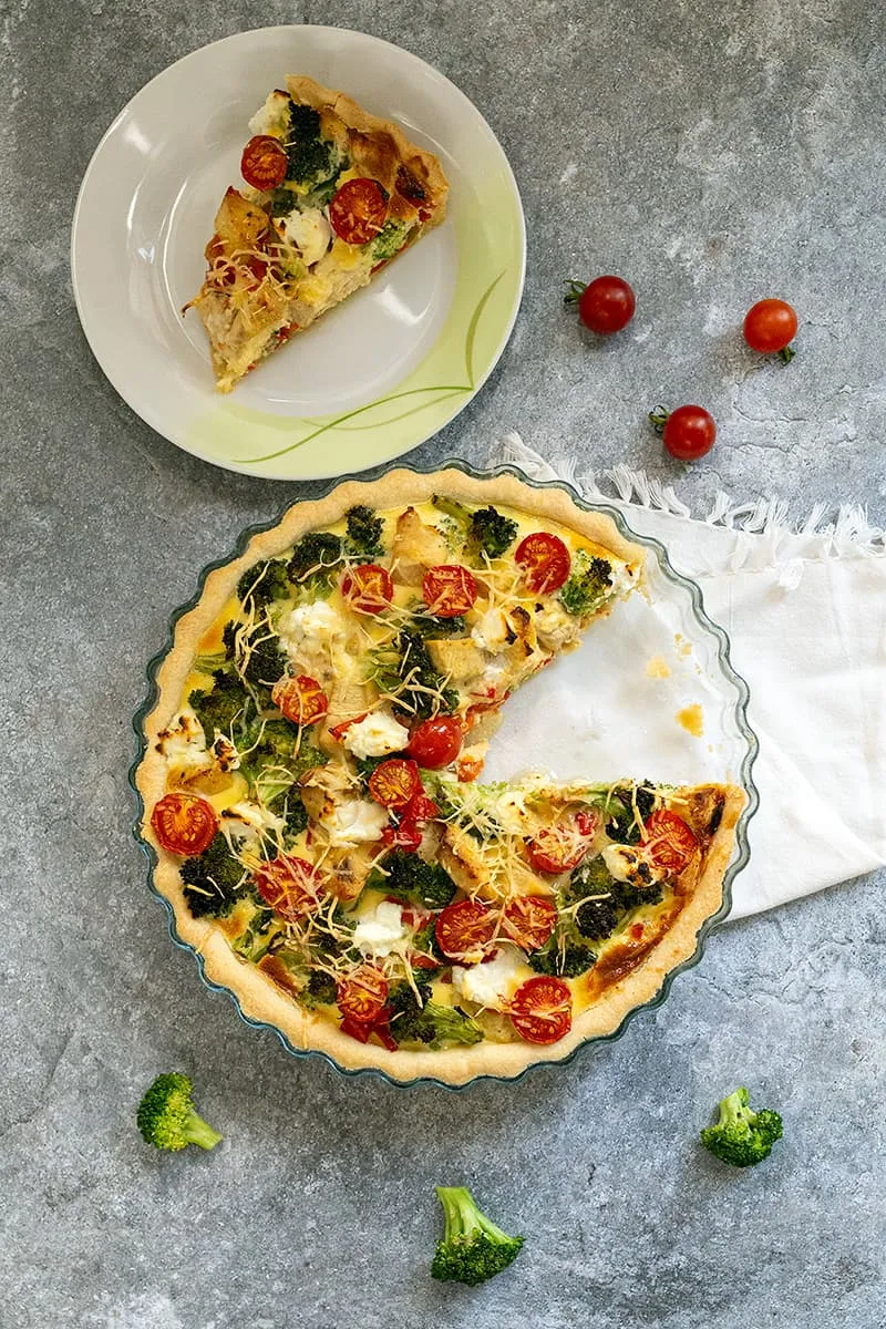 Broccoli quiche met kip en paprika