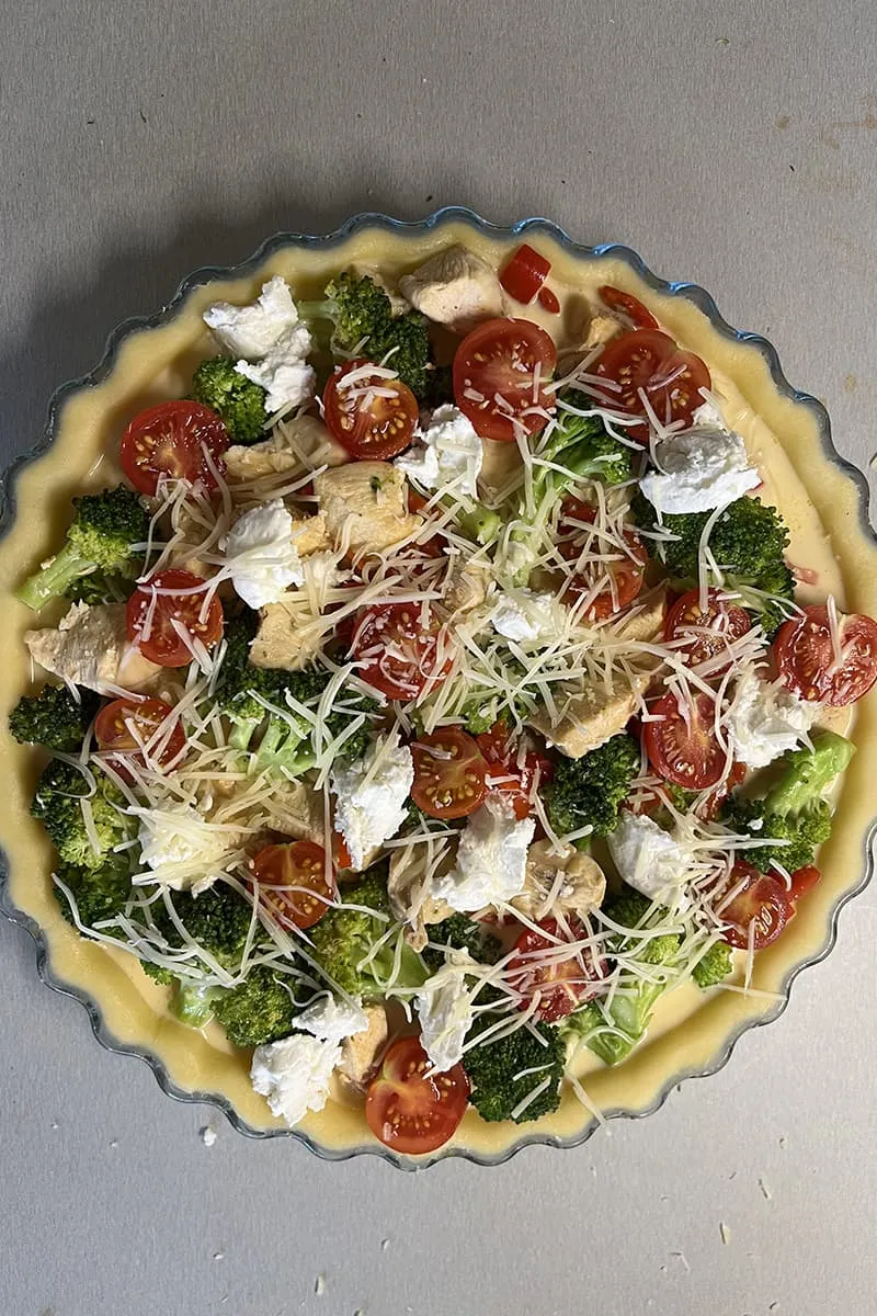 Broccoli quiche klaar om in de oven gebakken te worden