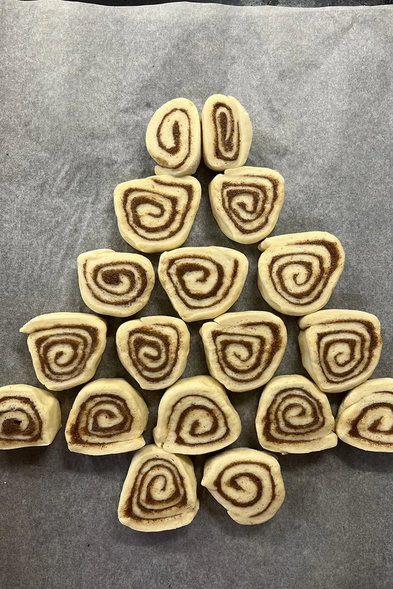 Cinnamon roll kerstboom maken - stap 3