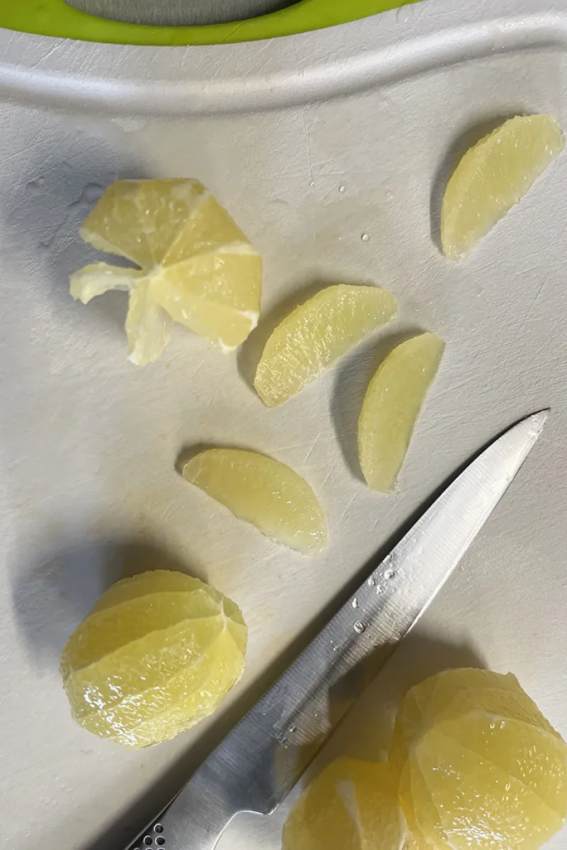 Citroen in partjes snijden
