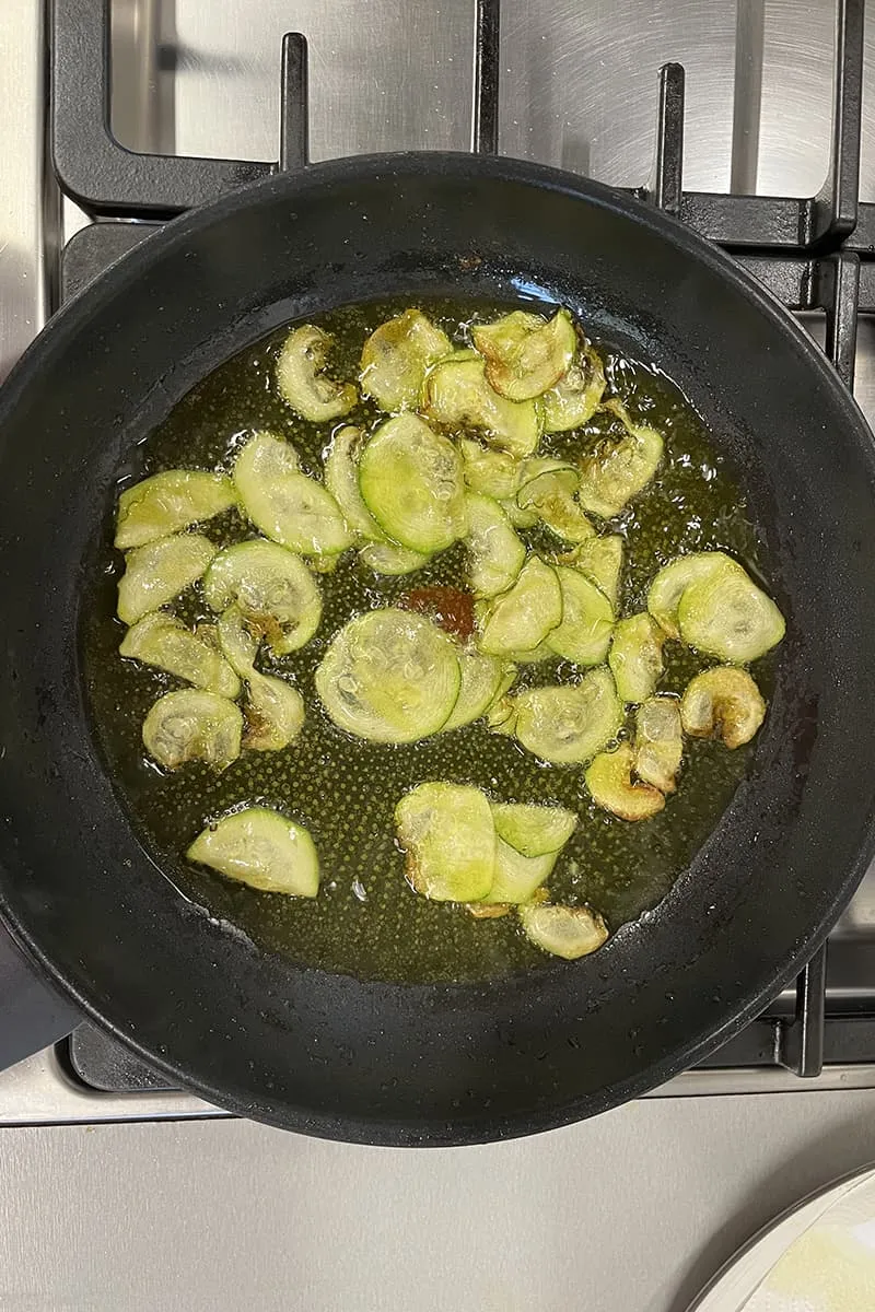 Courgette plakjes frituren voor de pasta alla Nerano