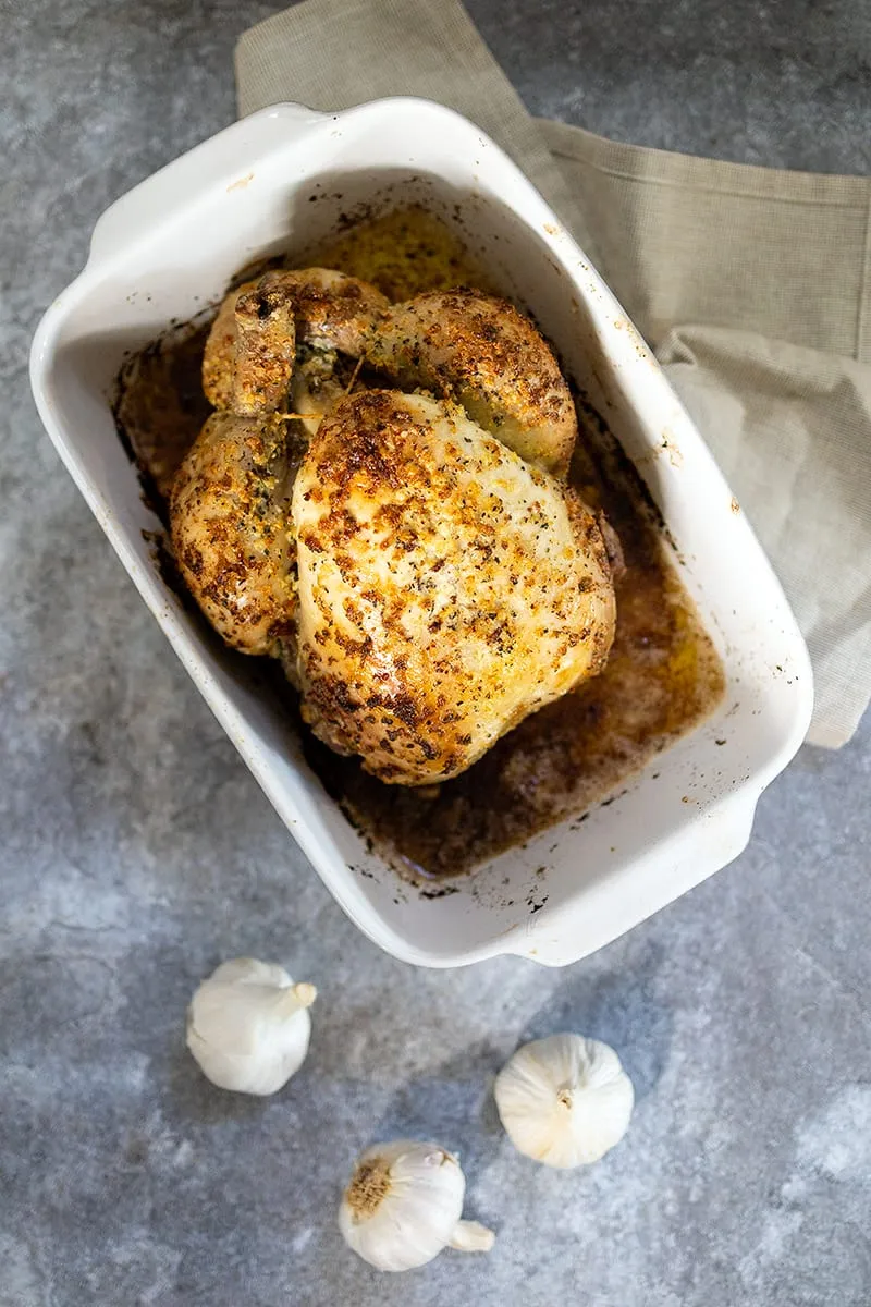 Hele kip uit de oven met knoflookboter