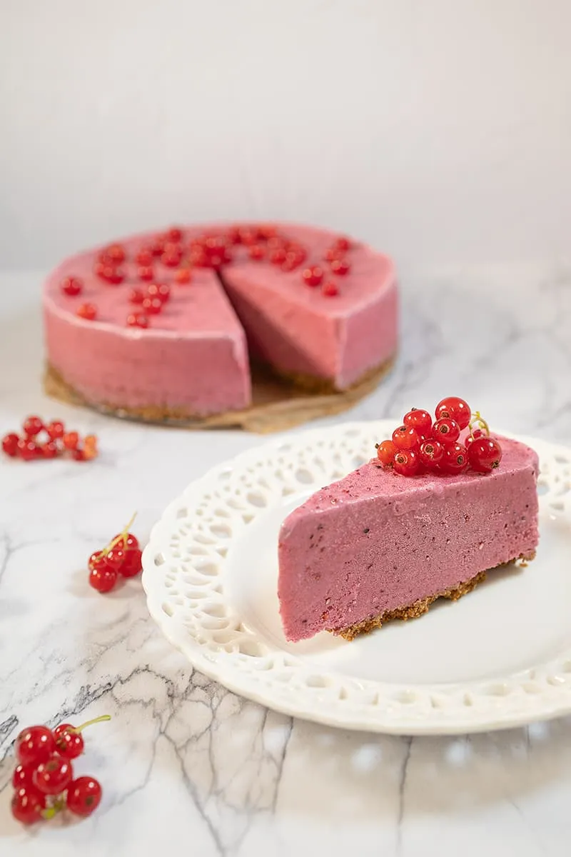 Ijstaart met rood fruit