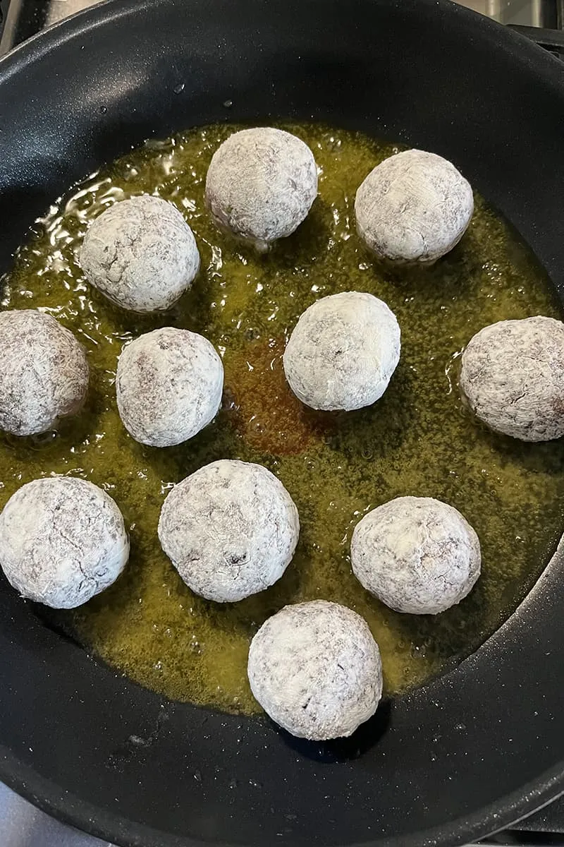 Keftedes in olijfolie bakken