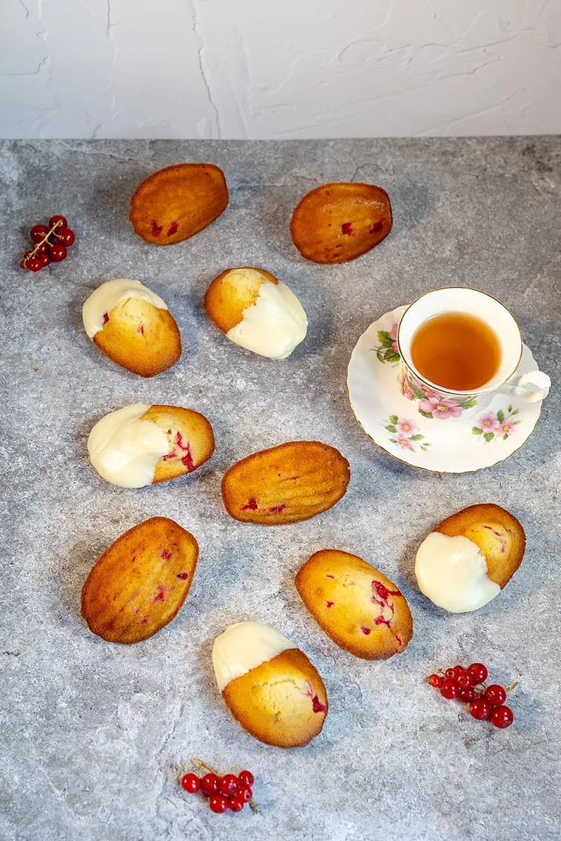 Madeleines met aalbessen