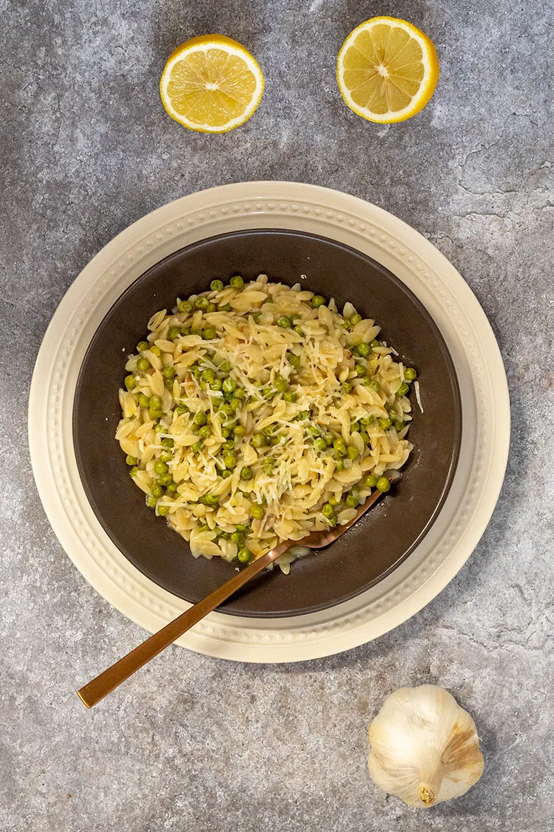 Orzo risotto met erwtjes