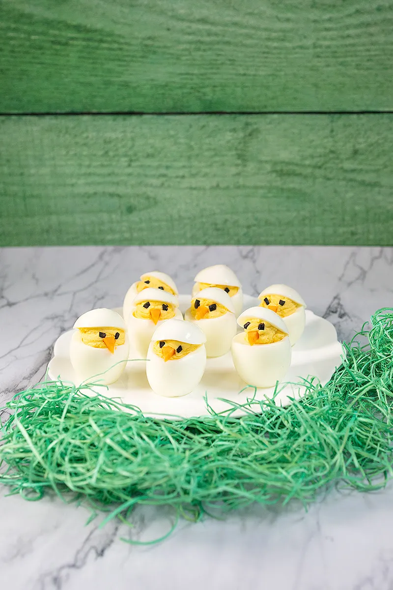 Paaskuikens van gevulde eieren
