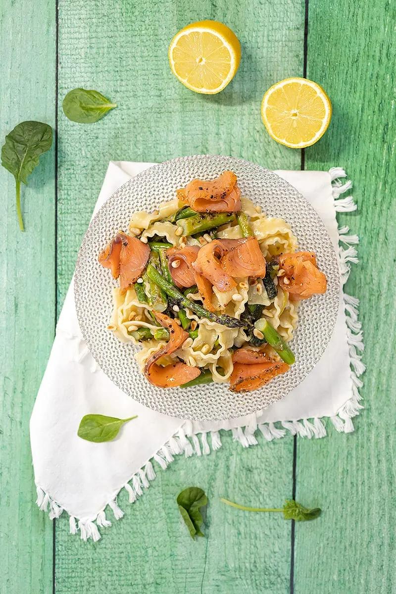 Pasta met gerookte zalm en groene asperges