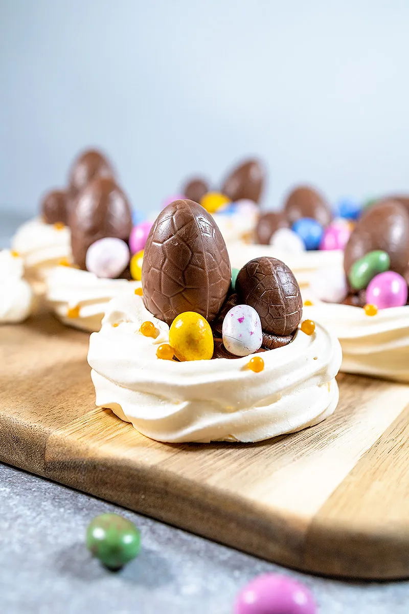 Pavlova nestjes met chocolade