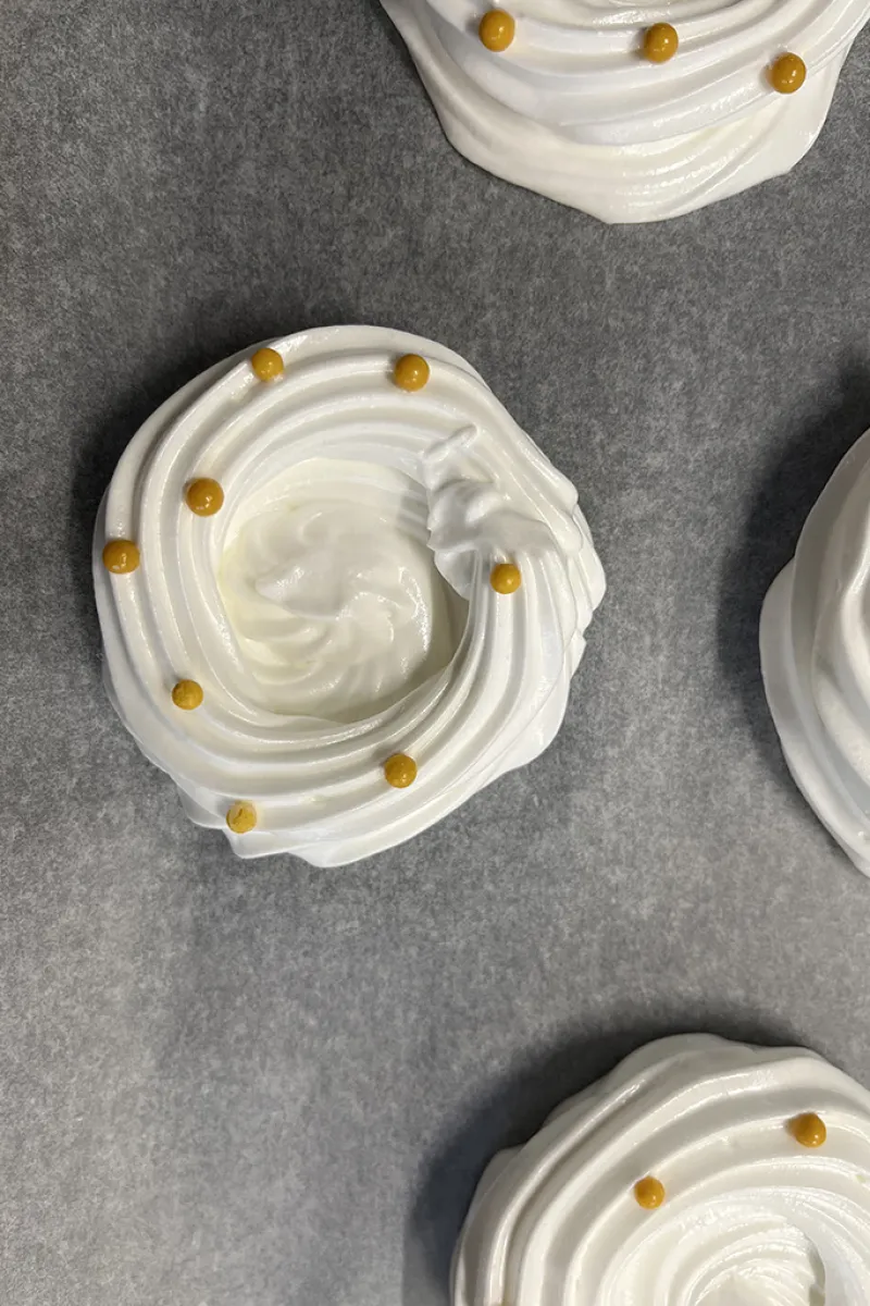 Pavlova nestjes met chocolade voorbereiding