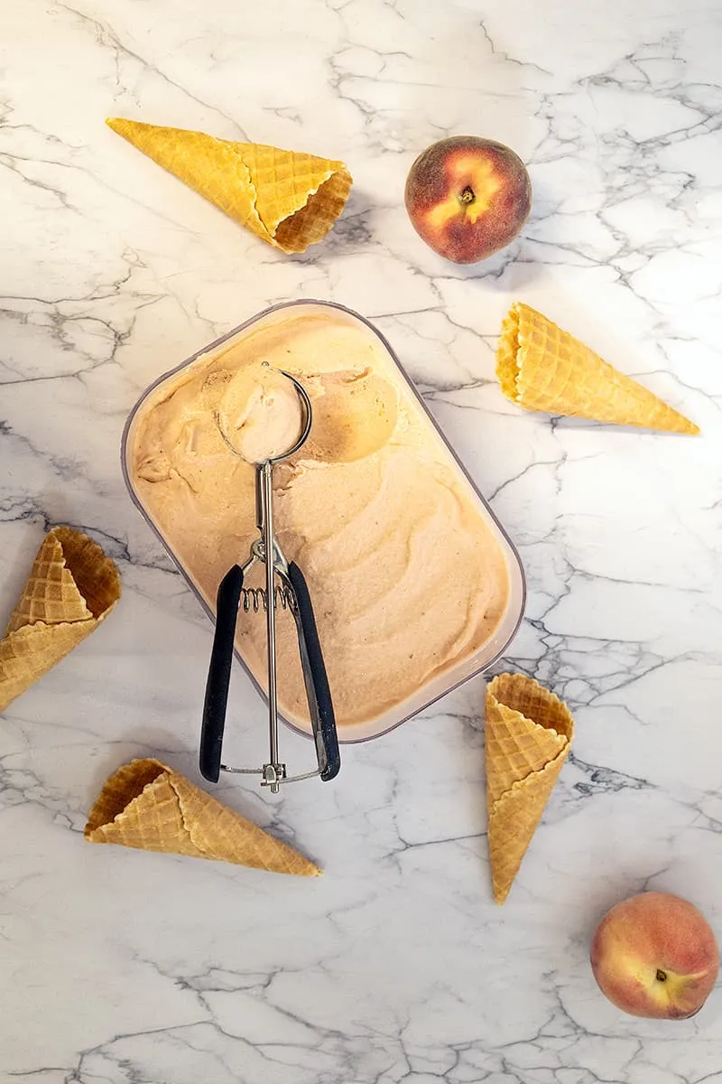 Zelfgemaakt perzik roomijs
