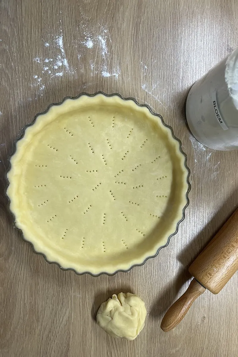 Quichedeeg in de ovenschaal
