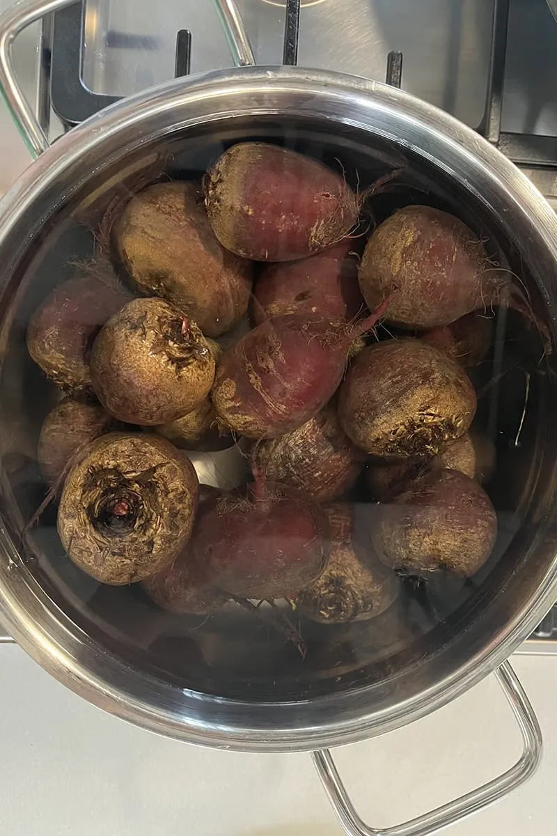 Rode bieten in de pan