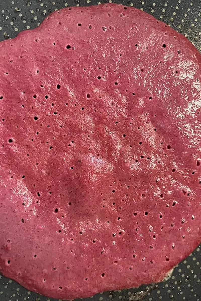 Rode bieten pannenkoek bakken