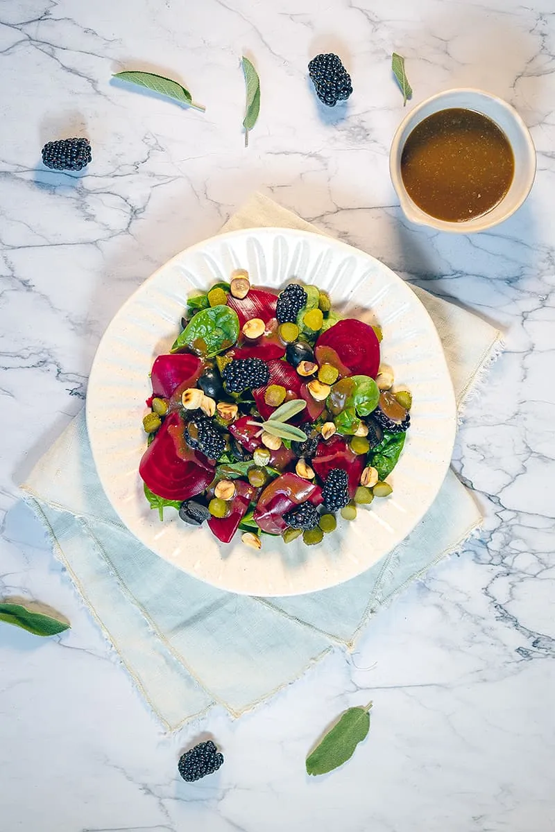 Rode bieten salade met bramen