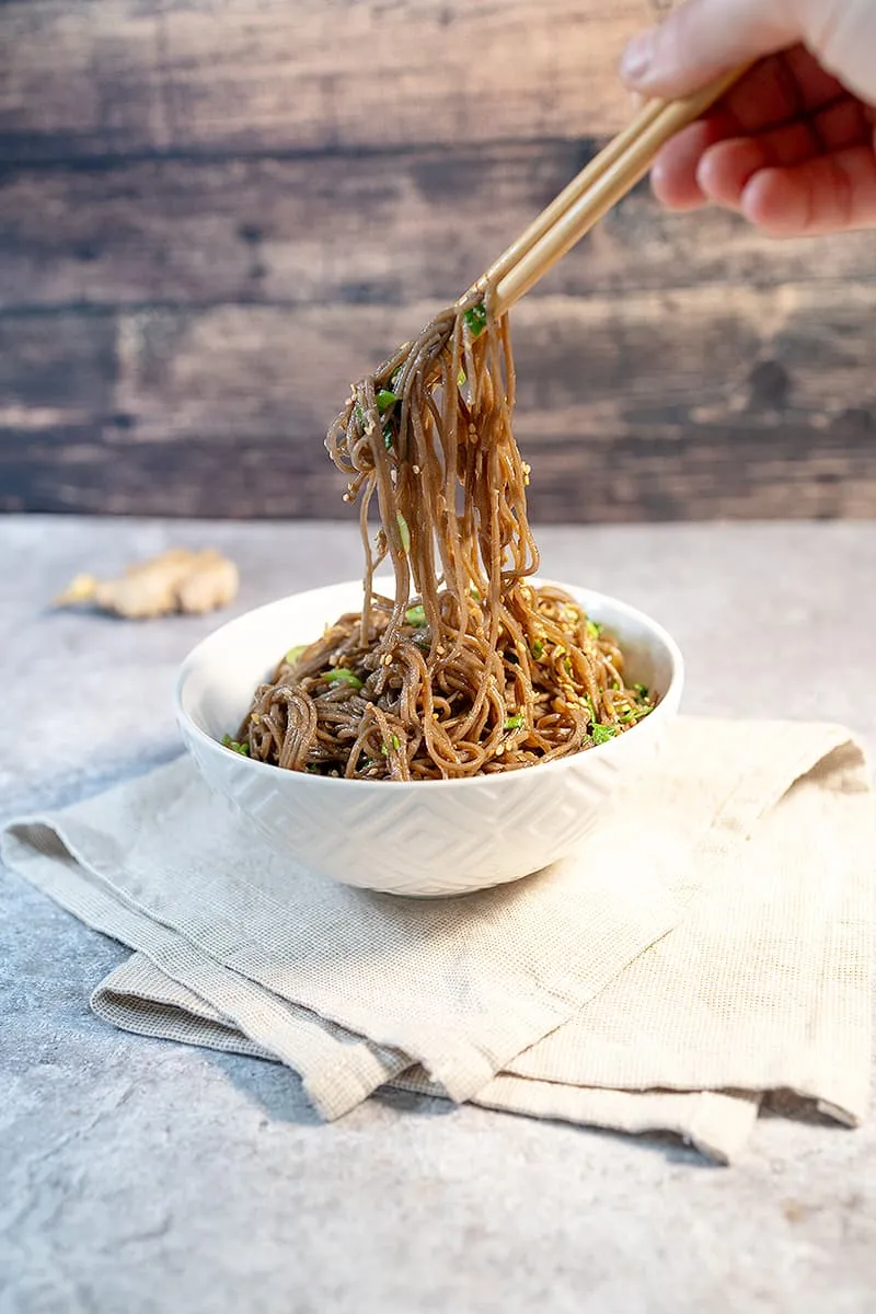Soba noedels met sesam