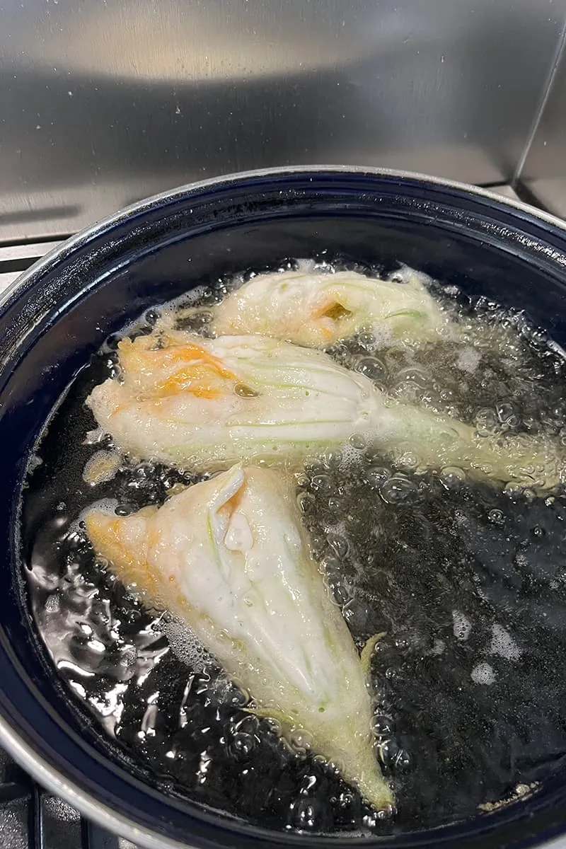 Tempura courgettebloemen frituren