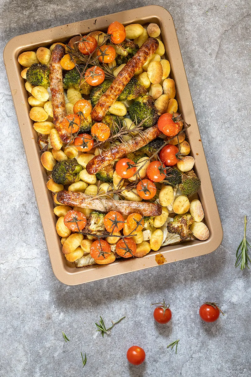 Traybake met gnocchi en chipolata