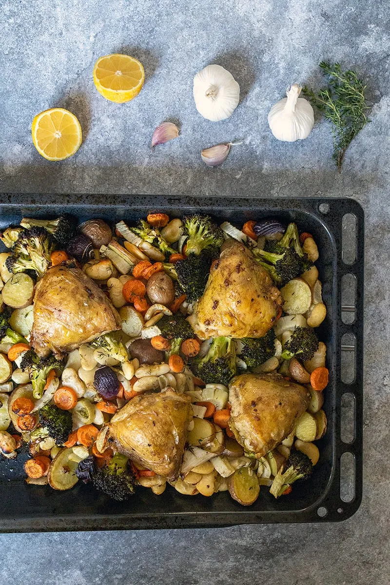 Traybake met kippendijen en limabonen