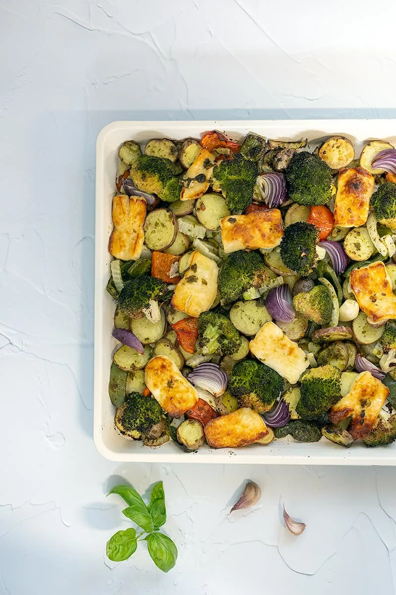 Vegetarische traybake met halloumi