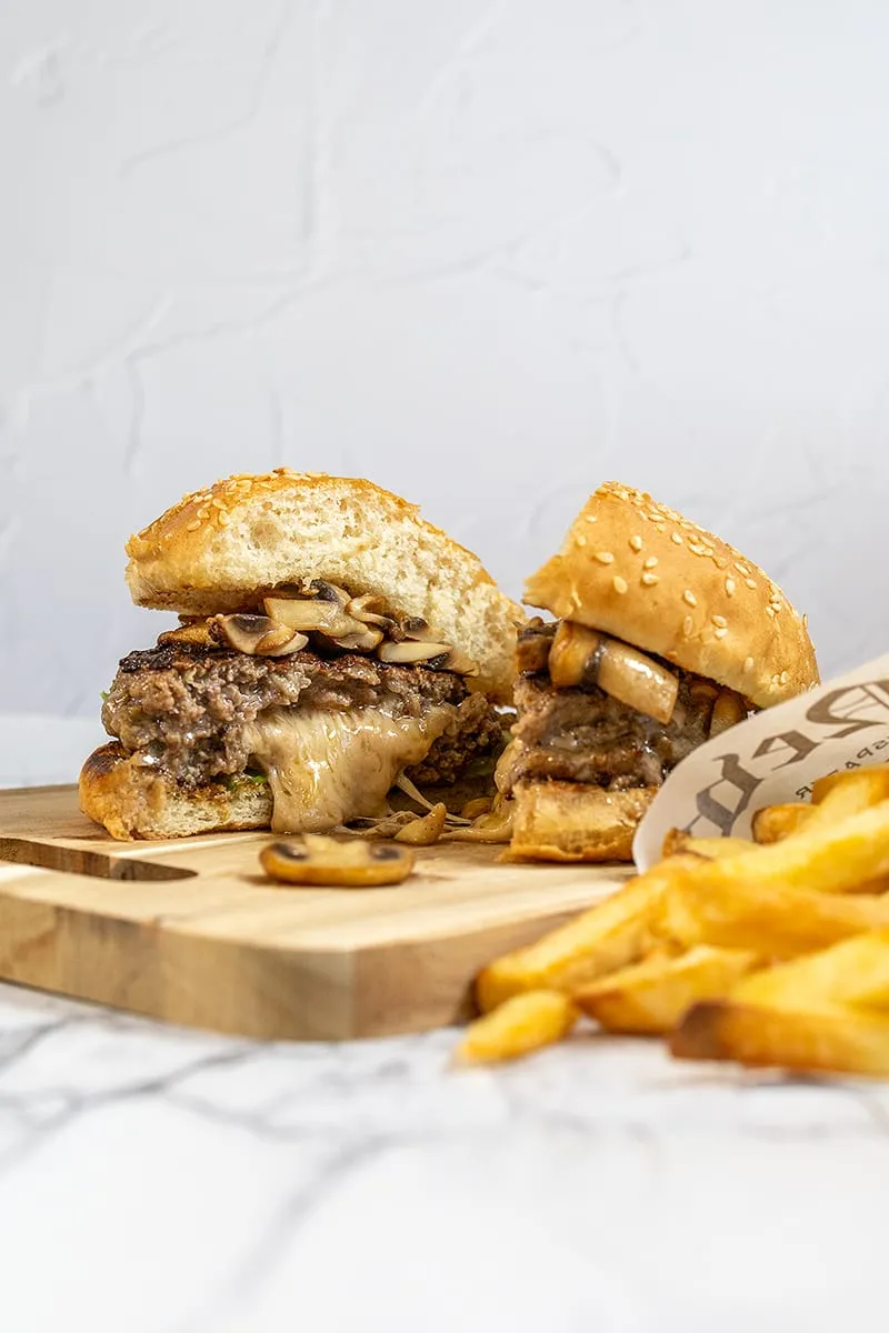 Zelf burgers gevuld met kaas maken