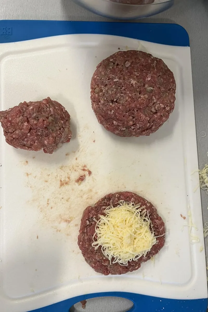 Zelf burgers gevuld met kaas voorbereiden
