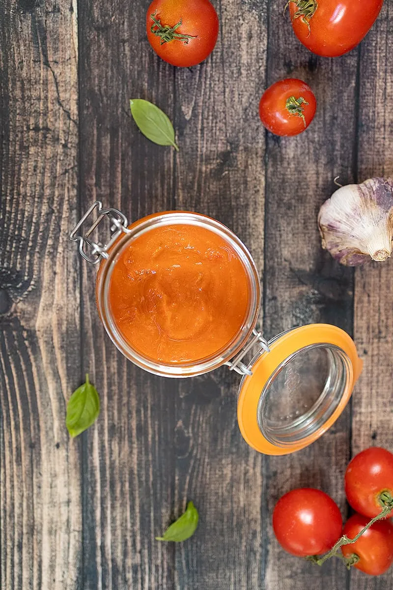 Zelfgemaakte pastasaus in een weckpotje