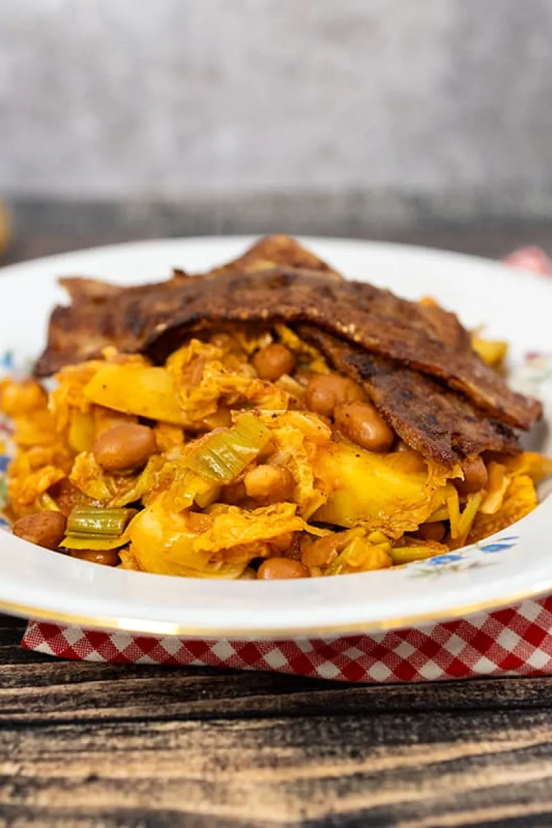 Bruine bonenschotel met speklappen