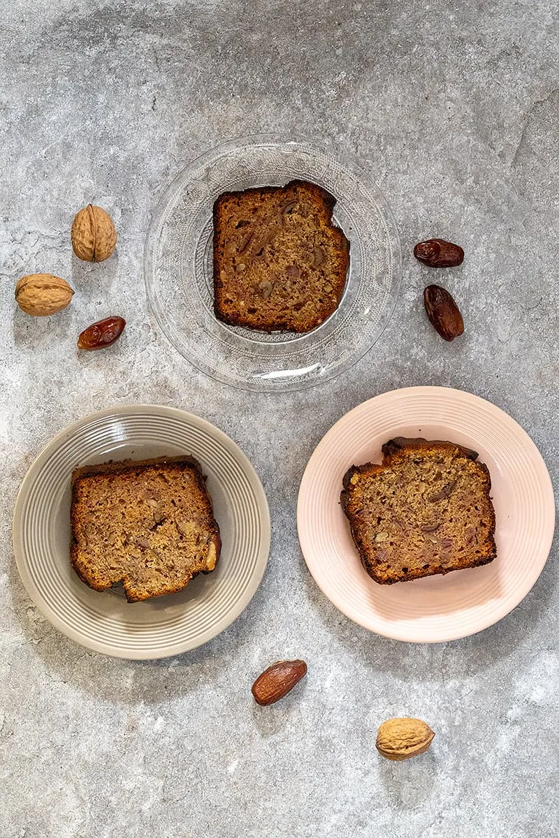 Dadelcake met walnoten