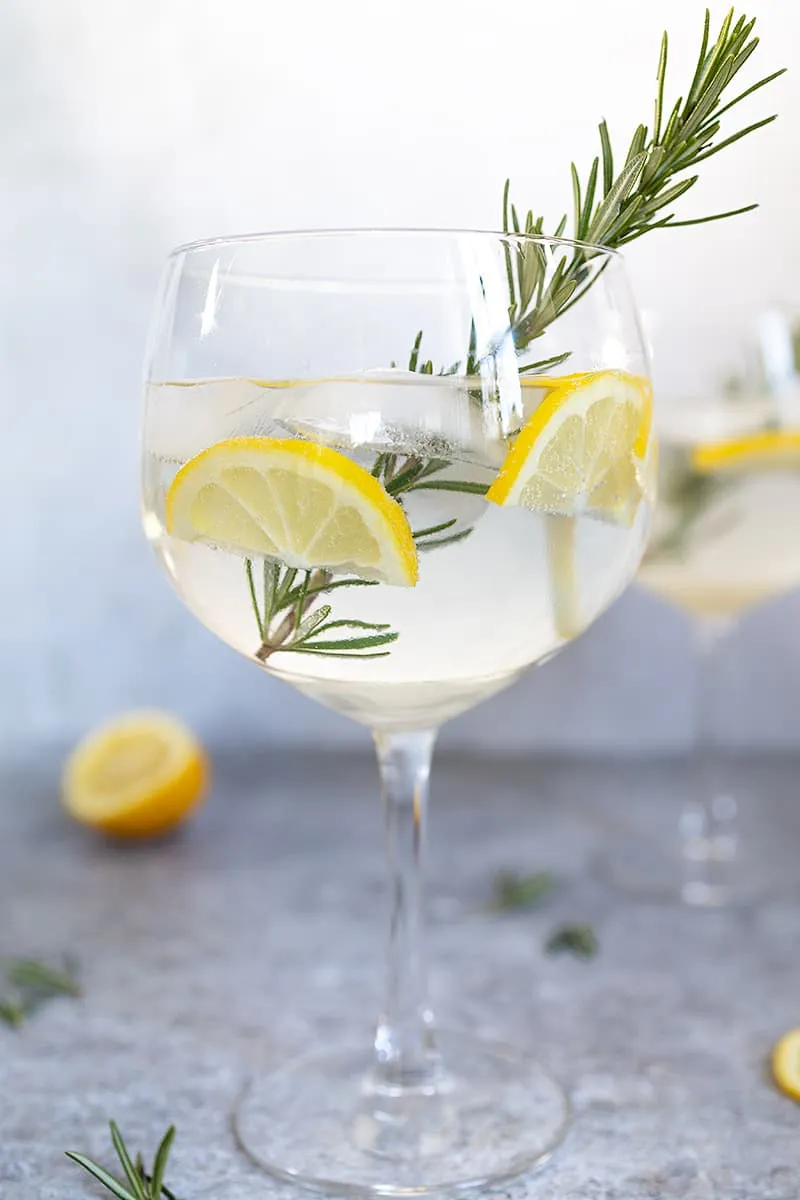 Gin tonic met rozemarijn