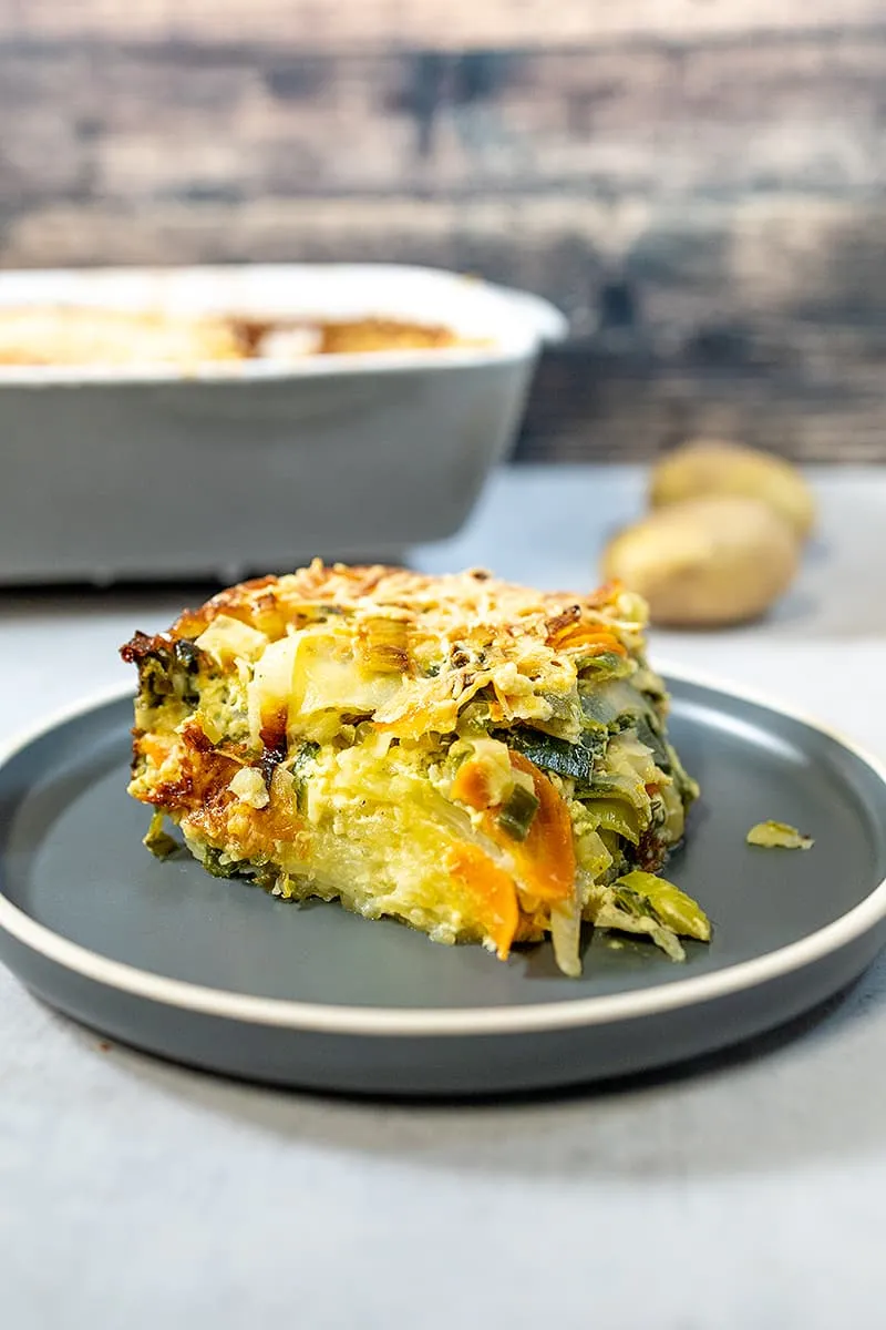 Zelfgemaakte Franse gratin van wortel en prei