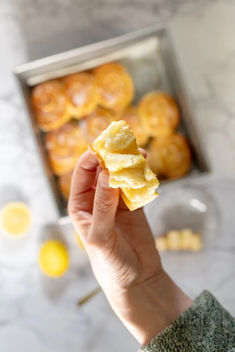 Binnenkant van een lemon roll