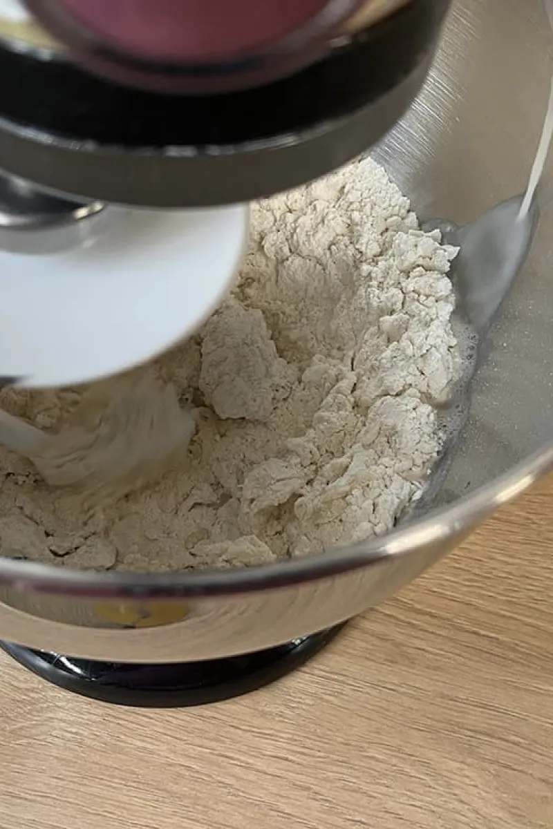 Het pizzadeeg begint te vormen