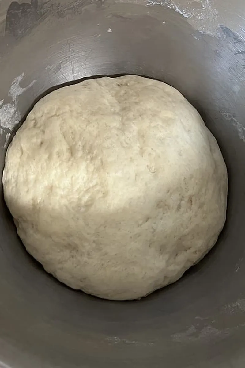 Zelfgemaakt pizzadeeg in de kom