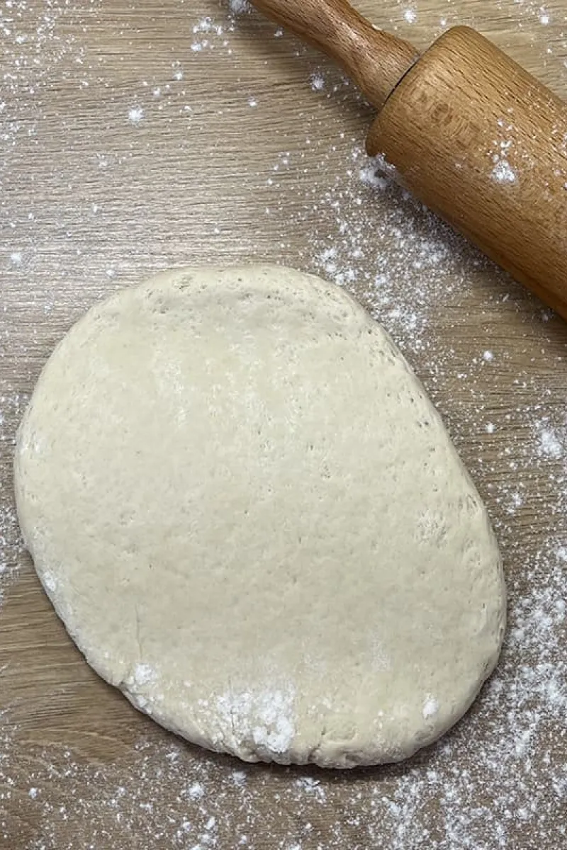 Zelfgemaakt pizzadeeg uitrollen