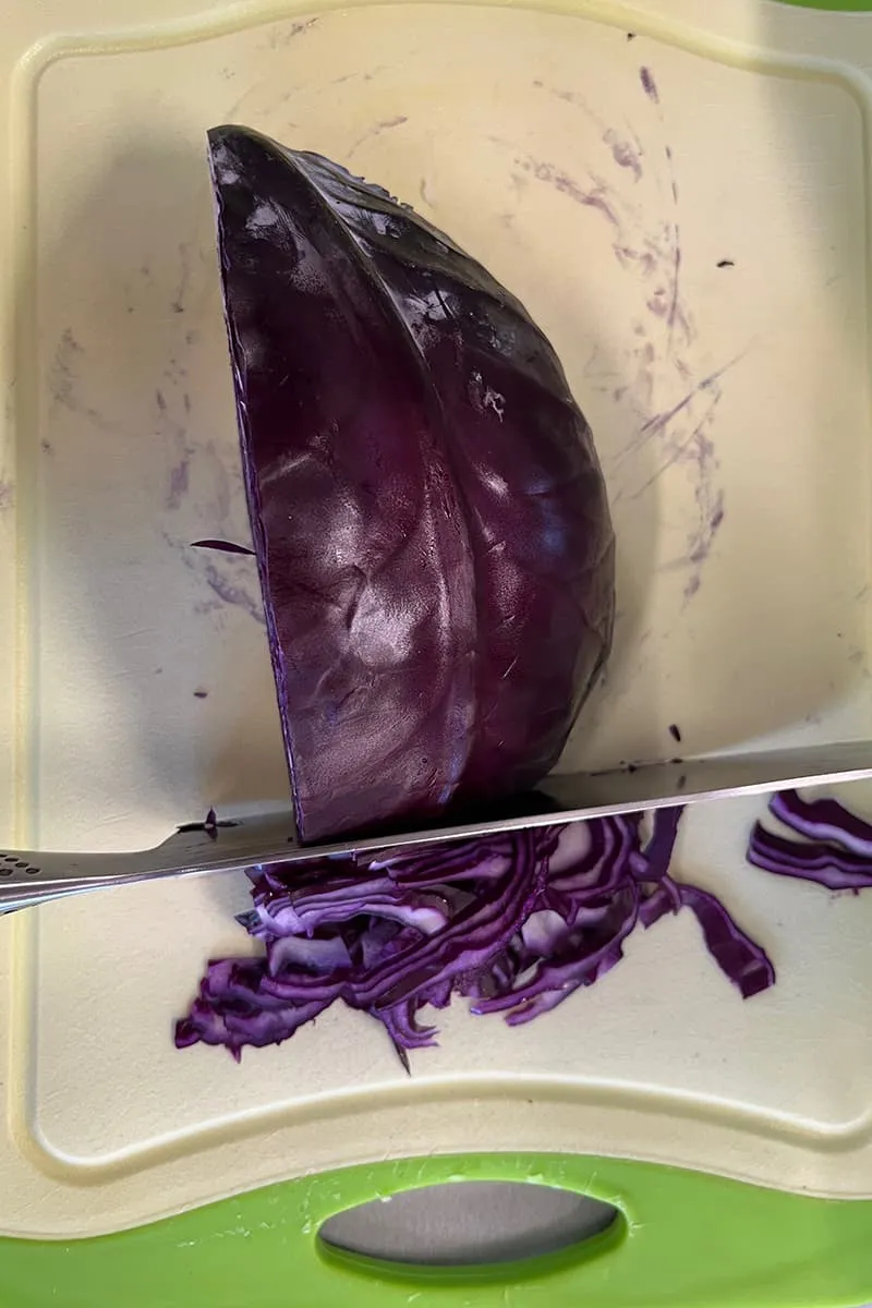 Zelf rode koolsalade met appel maken - stap 2