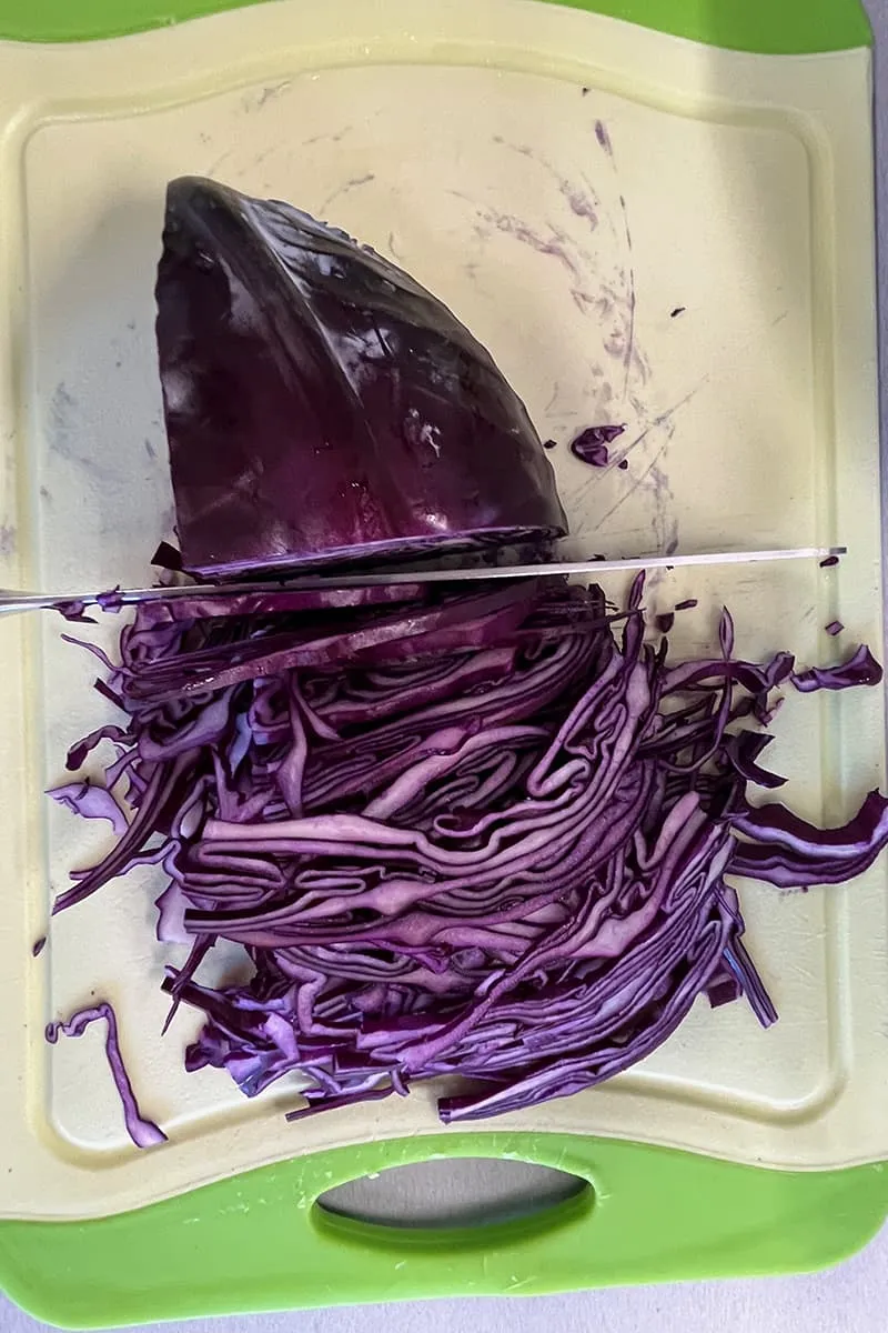 Zelf rode koolsalade met appel maken - stap 3