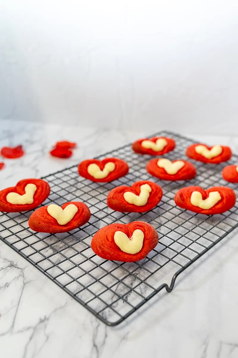 Roze zoete broodjes met roomkaas