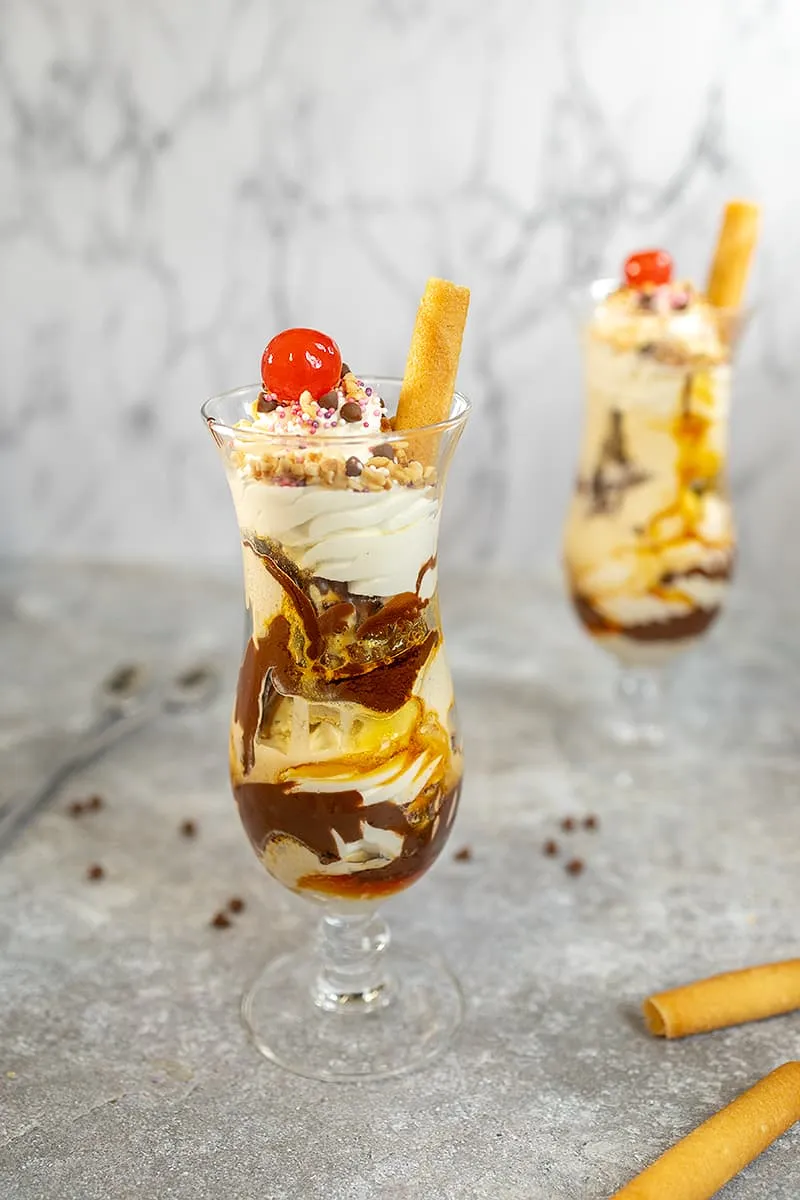 Sundae ijs met chocolade