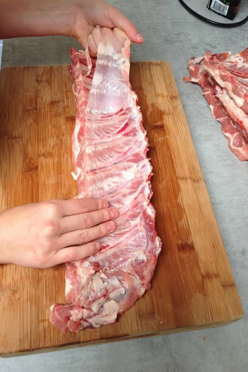 Vlies verwijderen rauwe spareribs