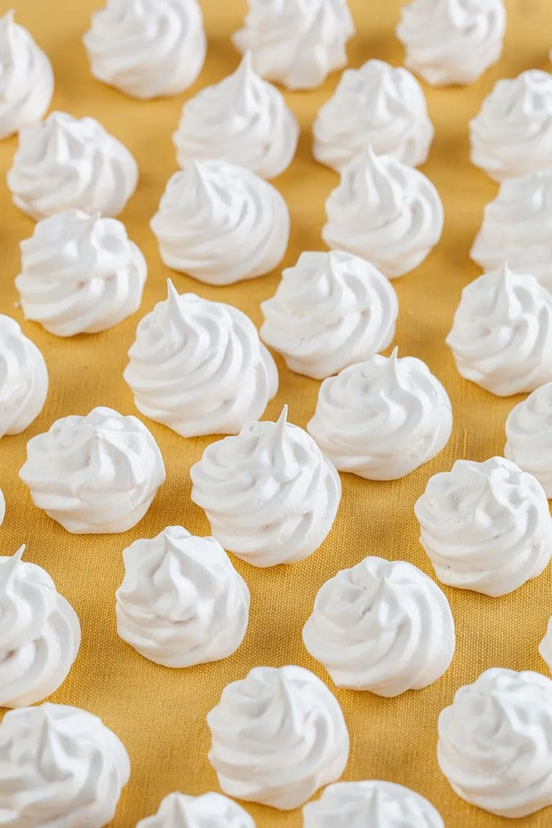 Mini schuimpjes (meringues) zijn knapperige, luchtige lekkernijen