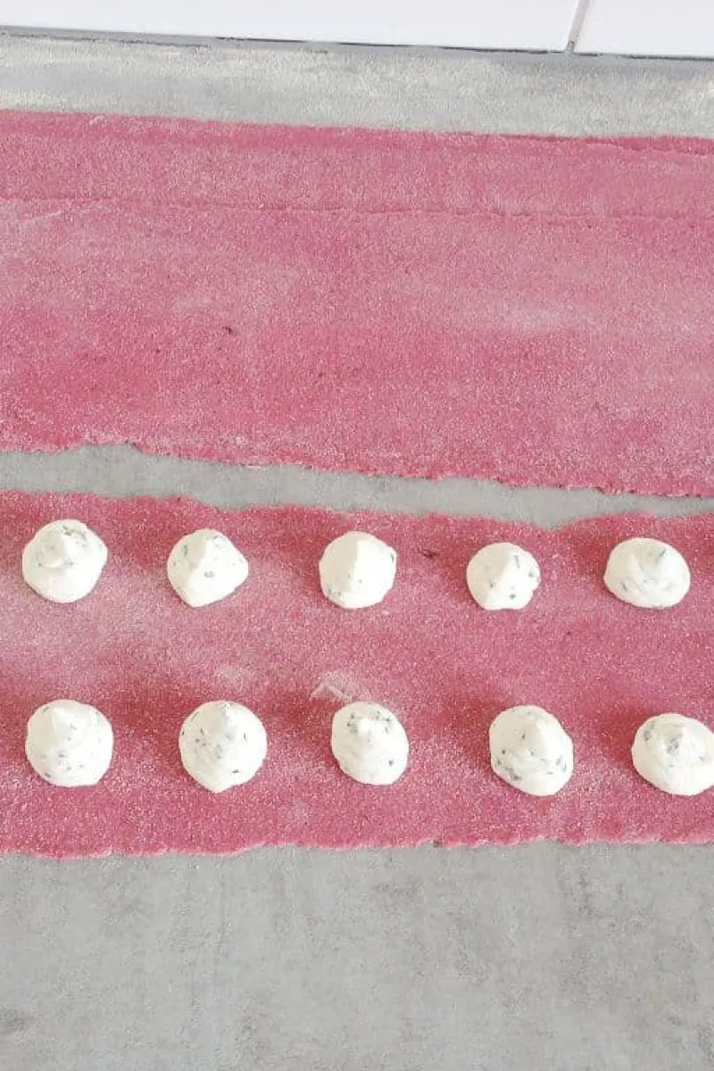 Rode bieten ravioli maken