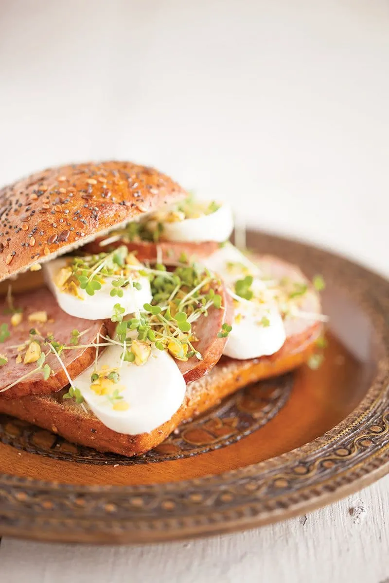 Broodje gegrild gehakt en mozzarella