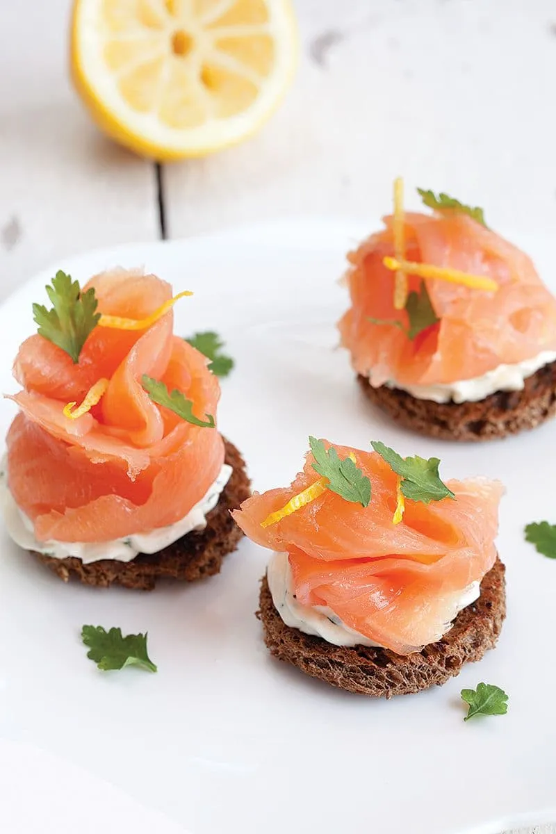 Toastjes met gerookte zalm en kruidenkaas