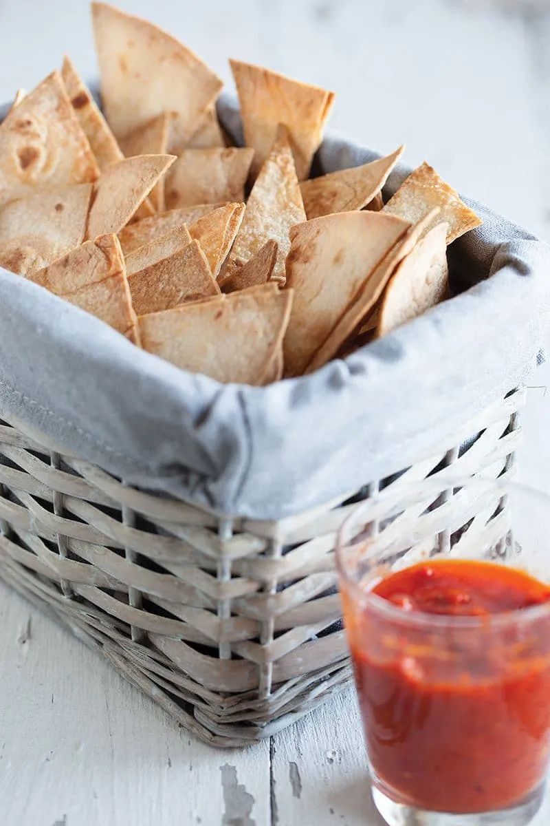 Tortillachips met rode peper dipsaus
