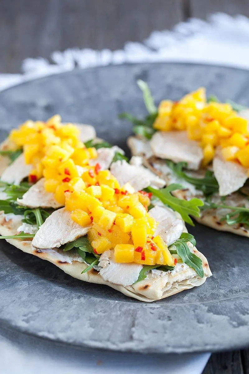 Kip met geitenkaas, naanbrood en mangochutney