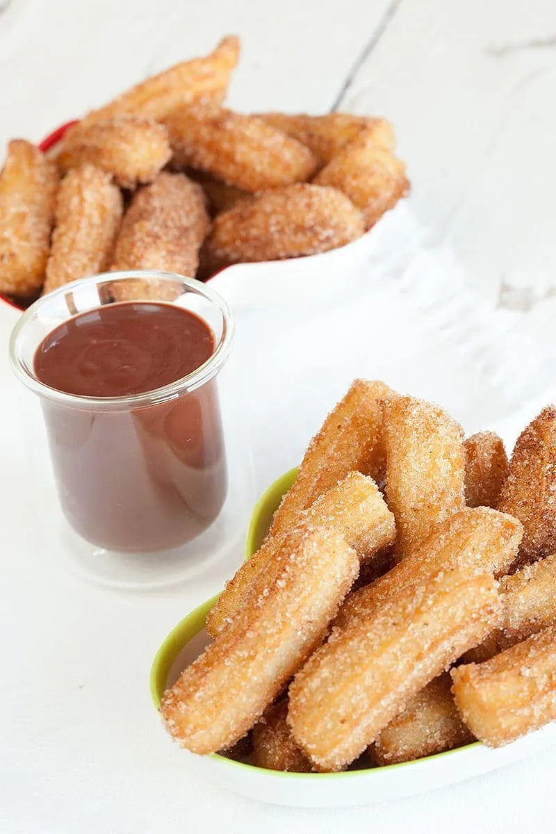 Churros met frambozen-chocoladesaus
